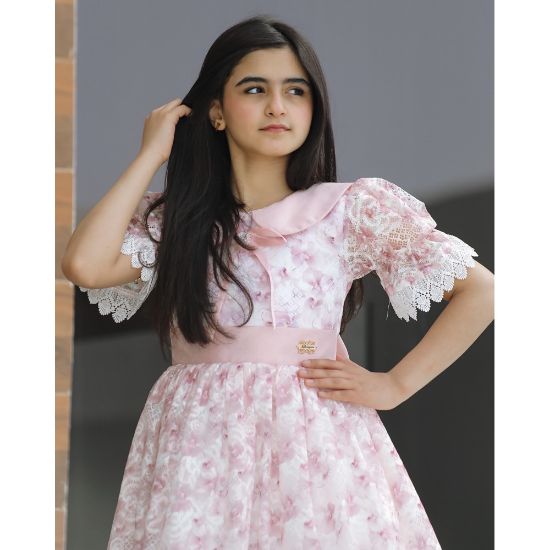 صورة فستان بناتي سبور بتفاصيل انيقة وفيونكه من الخلف - 923